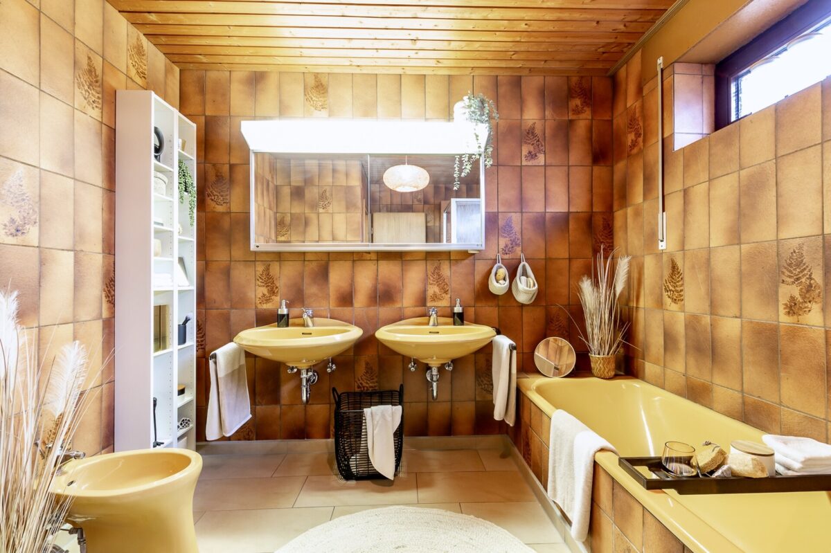 Bad 2 - mit Wanne und Dusche